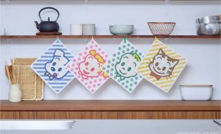 中川政七商店が「OSAMU GOODS」とコラボ！ポップで愛らしいイラストを添えた『かや織ふきん』発売