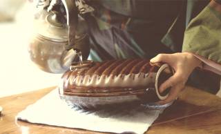 語源が切なすぎる…湯たんぽの漢字はなぜ「湯湯婆」と書く？由来と歴史をたどる