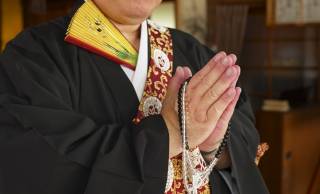 「乞食」は卑しい言葉じゃなかった？仏教が由来の意外すぎる本来の意味とは