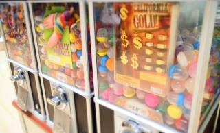 ガチャガチャは日本生まれじゃなかった！アメリカ発祥のカプセルトイが日本で大ブームになった理由