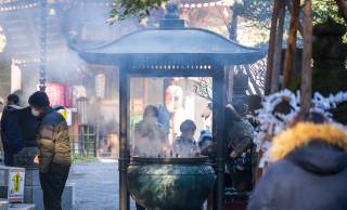 お寺の香炉で煙を浴び身を清める風習はなぜ？宗教を超えて広がる“煙”による祈りと浄化の思想