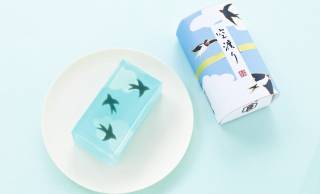 青空を自由に飛び交うツバメを描いた羊羹「空渡り」がステキ！夏の風を感じる爽やかな味わい