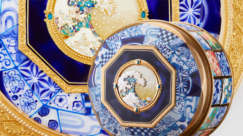 葛飾北斎の名作「神奈川沖浪裏」をイメージしたガラス絵が美しいお菓子缶『The Great Wave缶』新発売