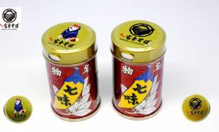 【限定発売】柴犬デザインも！富士そば×八幡屋磯五郎がコラボ、オリジナル缶入り七味唐辛子が登場