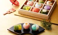 宇治茶餡と縁起菓子が桐箱を彩る。伊藤久右衛門が「宇治茶 京菓子おせち」の予約をスタート
