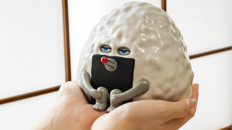 「パンどろぼう」誕生のルーツ！“おにぎりぼうや”がちょこんと座る愛らしい貯金箱が登場